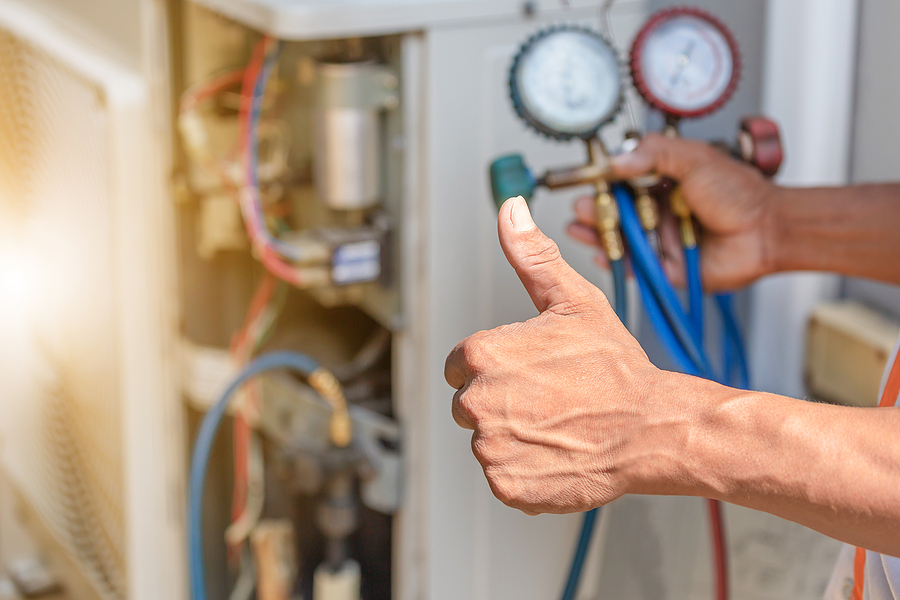 A technician in Prattville giving a thumbs up